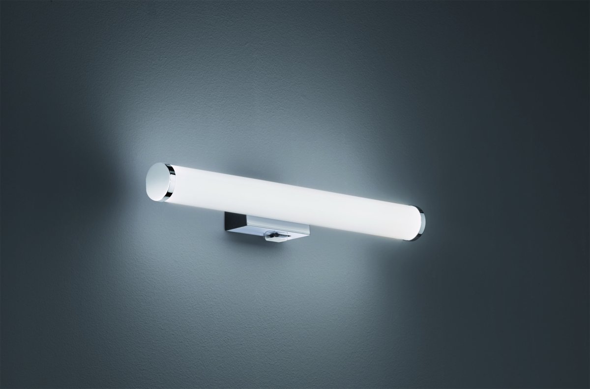 Mattimo 40cm Chrom badeværelseslampe Fra Trio Lighting - Den kombinerer krom og hvid plast for et harmonisk look og kan styres med en v&aelig;gkontakt eller den integrerede kontakt.