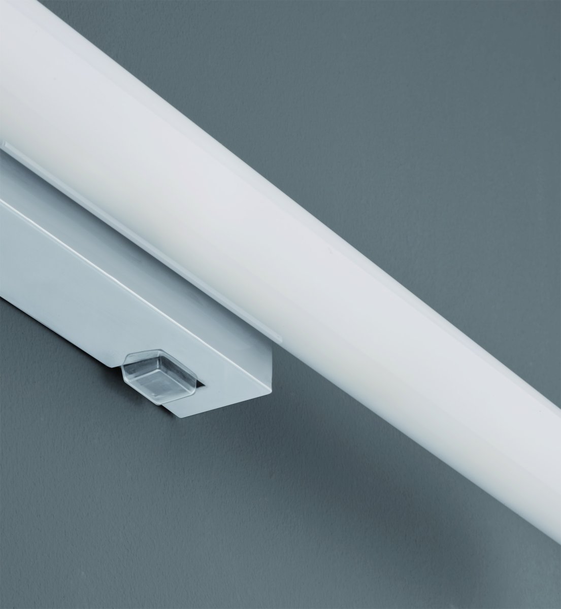 Mattimo 60cm Chrom badeværelseslampe Fra Trio Lighting - Den kombinerer krom og hvid plast for et harmonisk look og kan styres med en vægkontakt eller den integrerede kontakt.