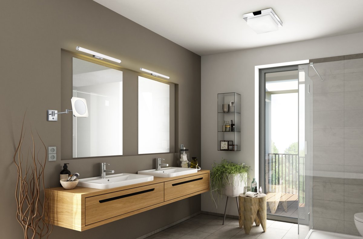 Mattimo 60cm Chrom badeværelseslampe Fra Trio Lighting - Den kombinerer krom og hvid plast for et harmonisk look og kan styres med en vægkontakt eller den integrerede kontakt.
