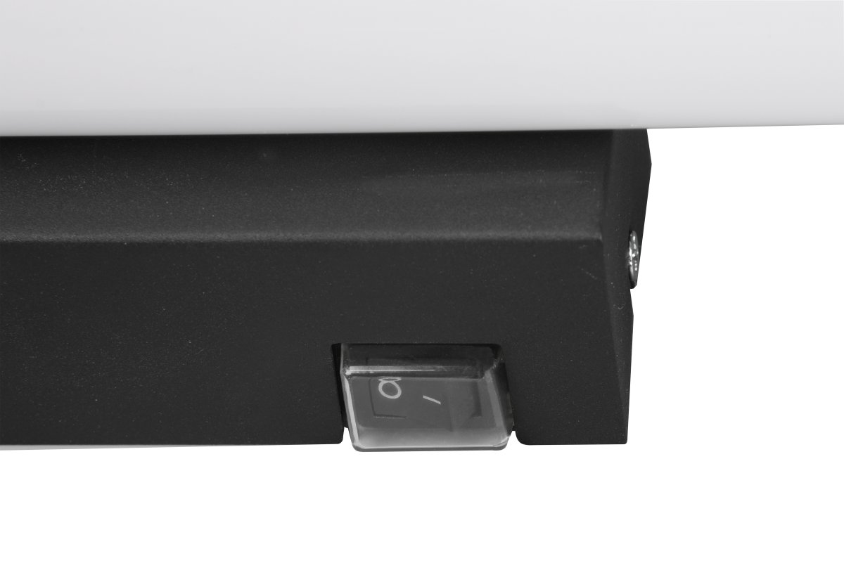 Mattimo 60cm Sort badeværelseslampe Fra Trio Lighting - Den kombinerer matsort metal og hvid plast for et harmonisk look og kan styres med en vægkontakt eller den integrerede kontakt.