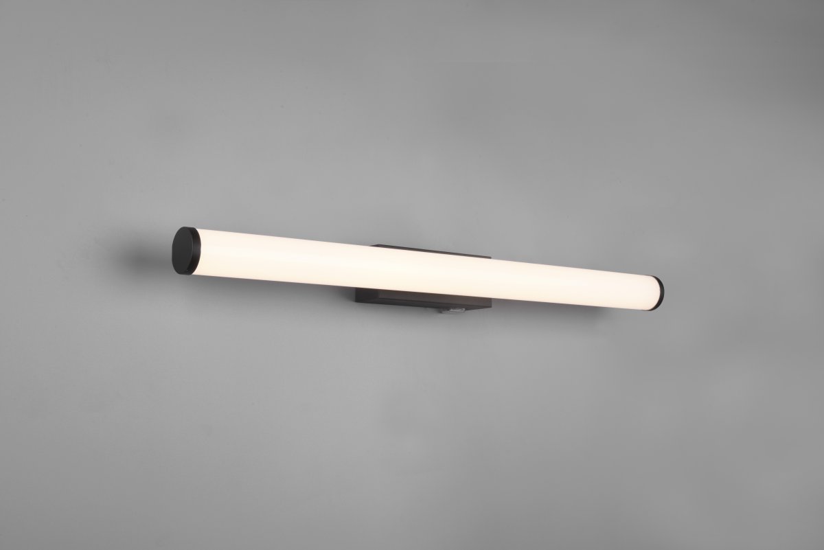 Mattimo 60cm Sort badeværelseslampe Fra Trio Lighting - Den kombinerer matsort metal og hvid plast for et harmonisk look og kan styres med en vægkontakt eller den integrerede kontakt.
