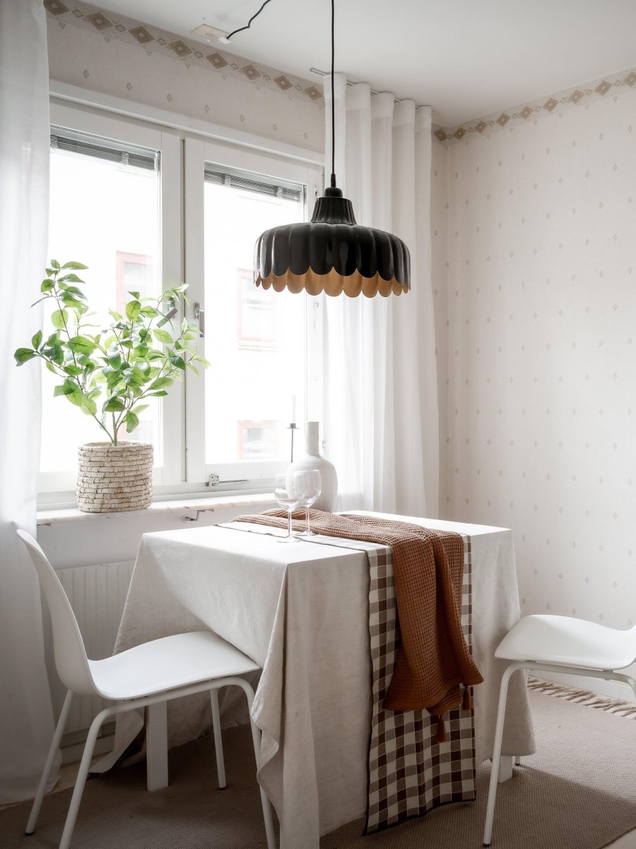 Wells Ø45 Sort loftslampe Fra PR Home - Vi er blevet inspireret af en blomst og har skabt denne serie i flere farver og modeller.