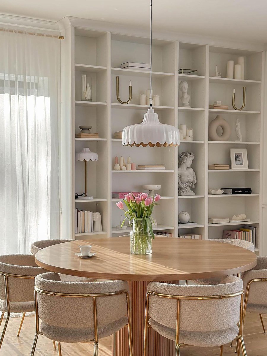 Wells Ø45 Hvid loftslampe Fra PR Home - Vi er blevet inspireret af en blomst og har skabt denne serie i flere farver og modeller.