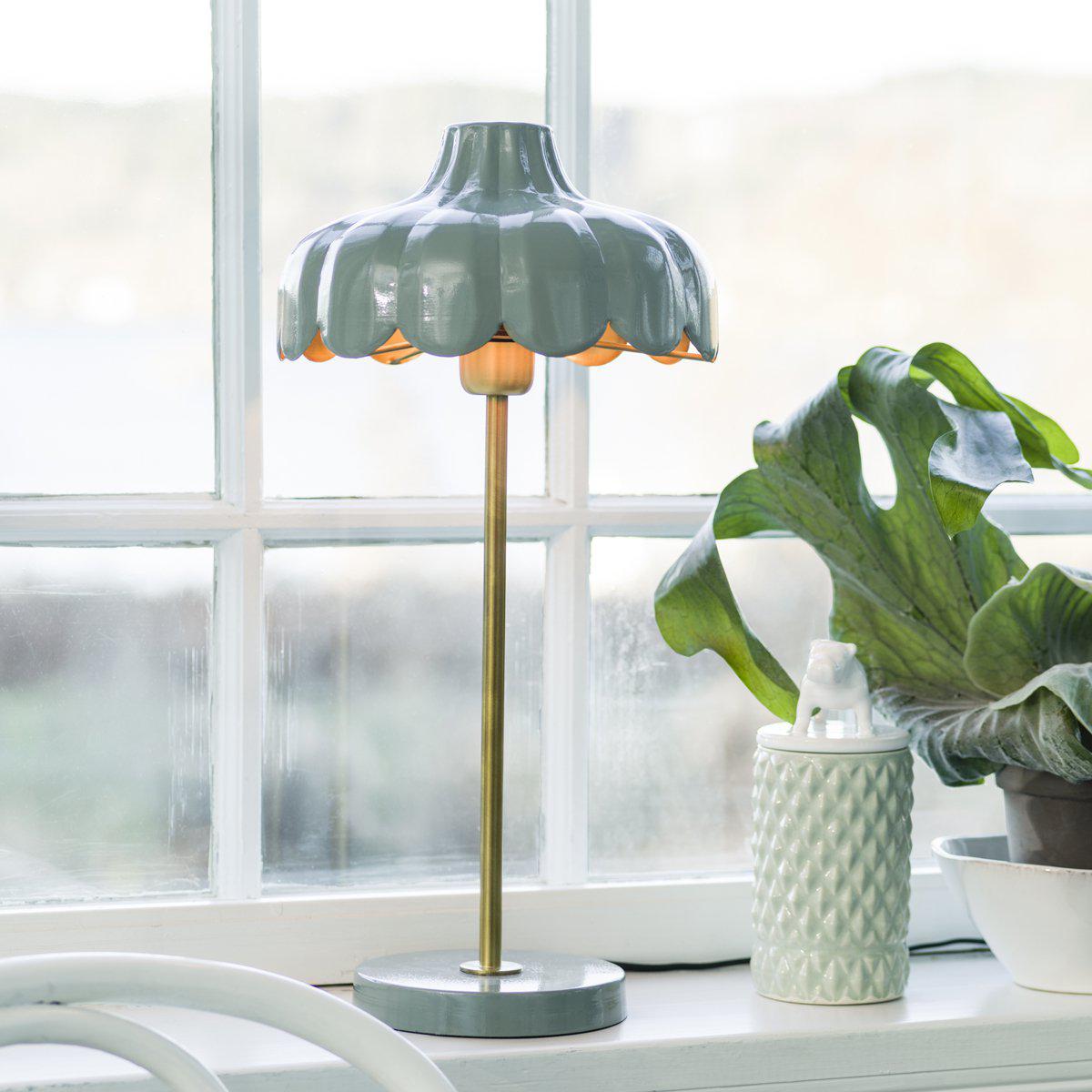 Wells 50cm Grøn bordlampe Fra PR Home - Vi er blevet inspireret af en blomst og har skabt denne serie i flere farver og modeller.