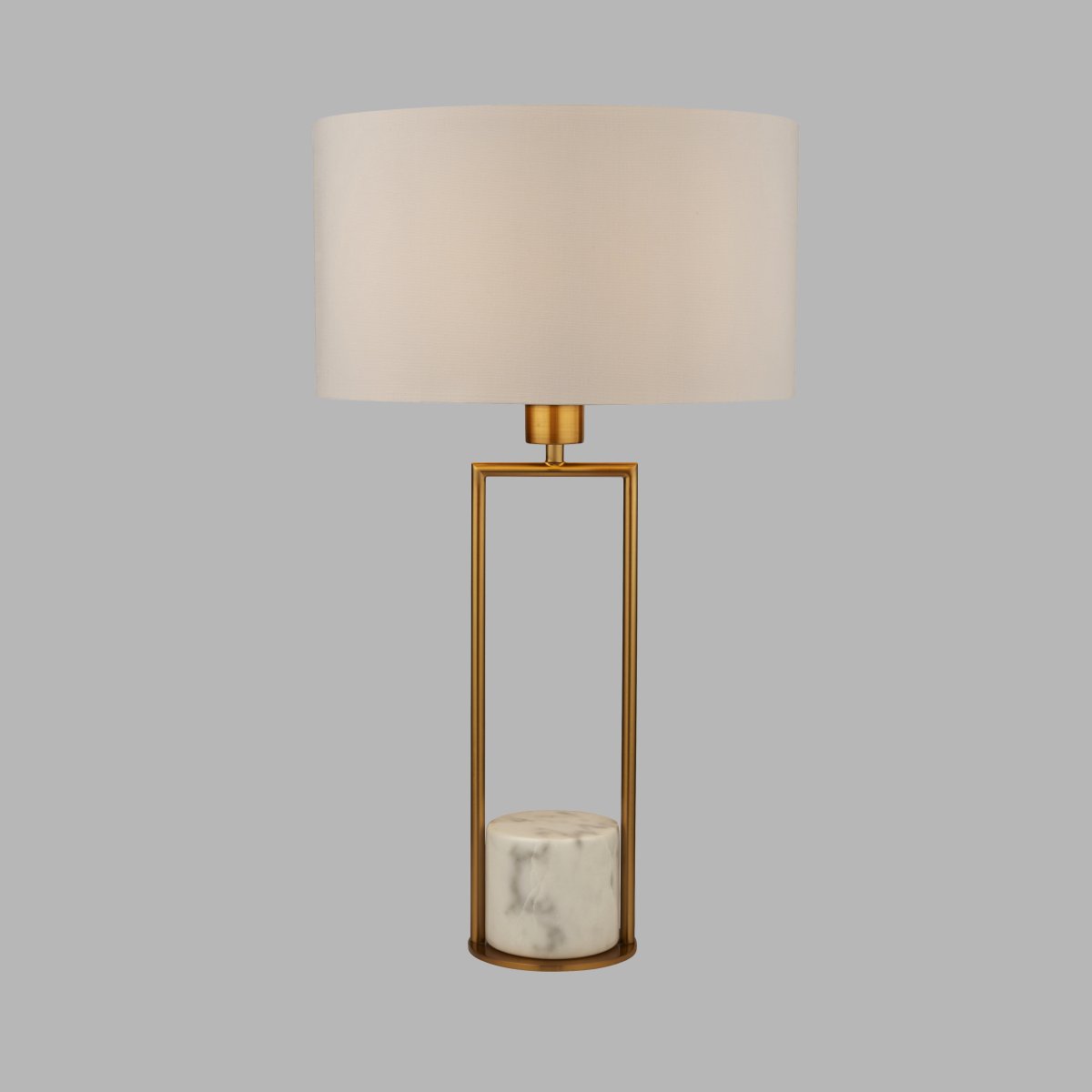 Claire 45cm Guld bordlampe Fra Searchlight - Med sin åbne og luftige ramme og en rund marmorbund giver den en moderne, men tidløs følelse, der passer perfekt ind i både klassisk og nutidigt interiør.