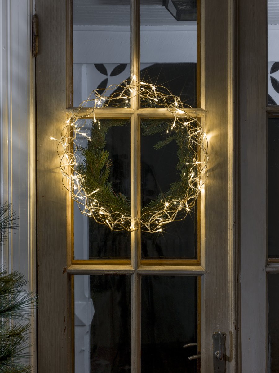 LED-krans Ø45 Guld Fra Konstsmide - En dekorativ LED-guirlande, der spreder en varm og fortryllende gl&oslash;d i hjemmet.