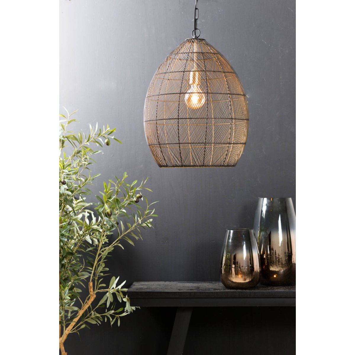 Meya Ø40 Sort/guld loftslampe Fra Light & Living - Meya er en stilfuld loftspendel lavet af sort metal, hvor det åbne design skaber et luftigt og moderne udtryk.