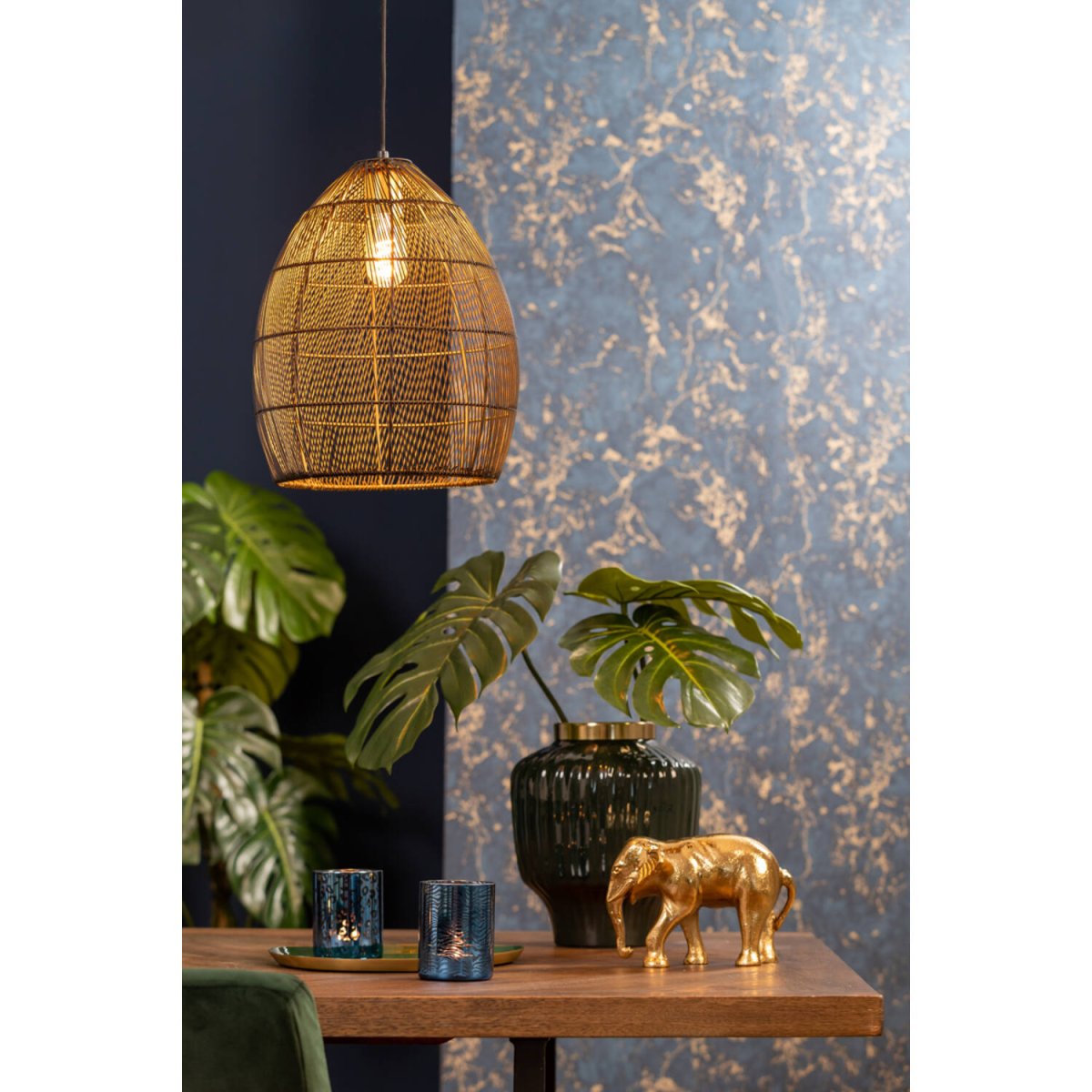Meya Ø40 Sort/guld loftslampe Fra Light & Living - Meya er en stilfuld loftspendel lavet af sort metal, hvor det åbne design skaber et luftigt og moderne udtryk.