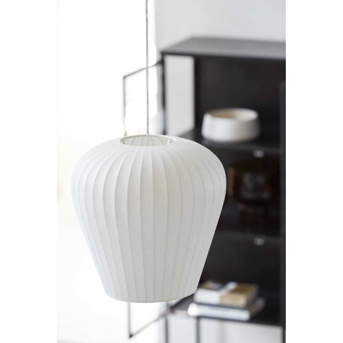 Xela Ø38 Hvid loftslampe Fra Light & Living - Xela er en dekorativ loftspendel i en blød og organisk form, færdig i hvid.
