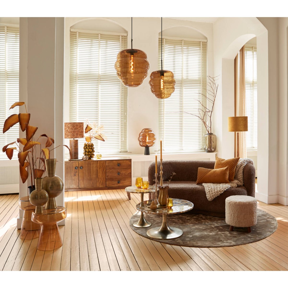 Misty Ø45 Brun loftslampe Fra Light & Living - Den unikke form og det tonede glas giver et blødt og behageligt lys, perfekt til et moderne interiør.