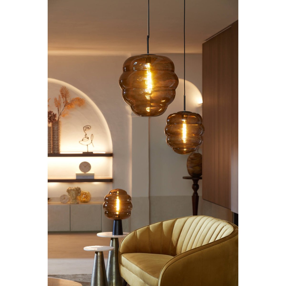 Misty Ø45 Brun loftslampe Fra Light & Living - Den unikke form og det tonede glas giver et blødt og behageligt lys, perfekt til et moderne interiør.