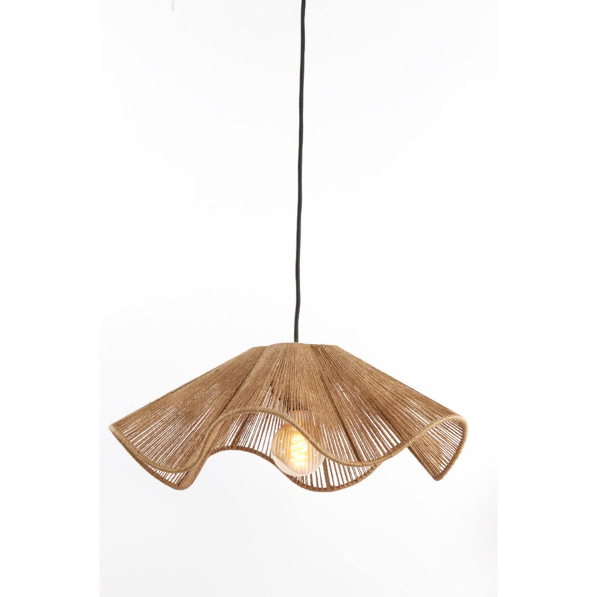 Fodara Ø48 Natur loftslampe Fra Light & Living - Skærmen er viklet ind i snoet jutetråd, hvilket skaber et let og luftigt udseende.