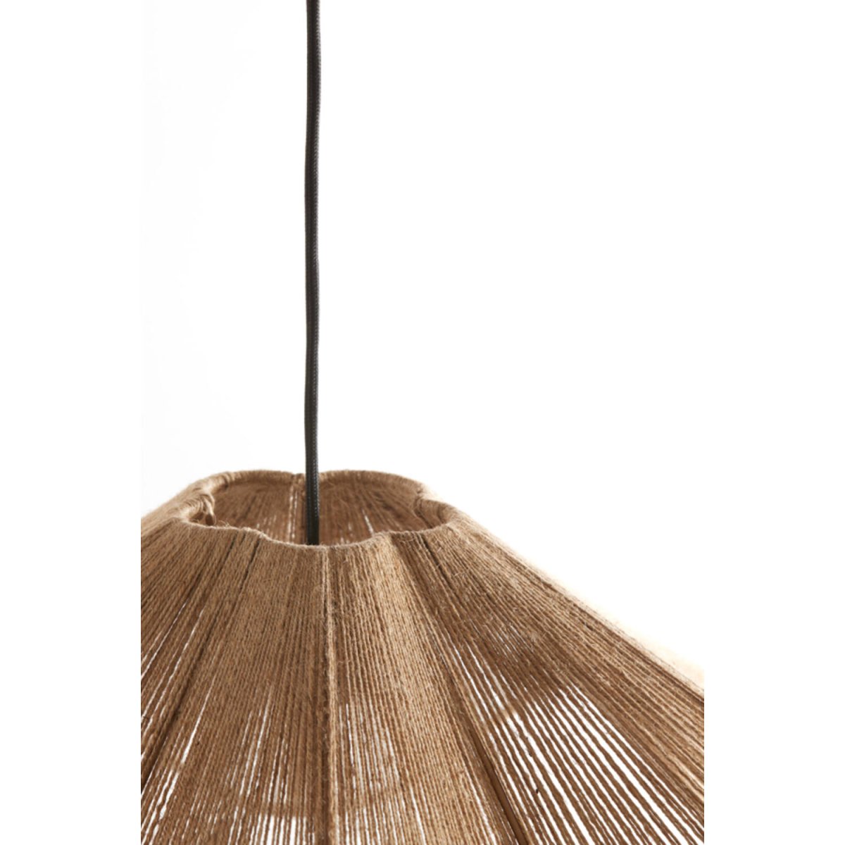 Fodara Ø60 Natur loftslampe Fra Light & Living - Skærmen er viklet ind i snoet jutetråd, hvilket skaber et let og luftigt udseende.