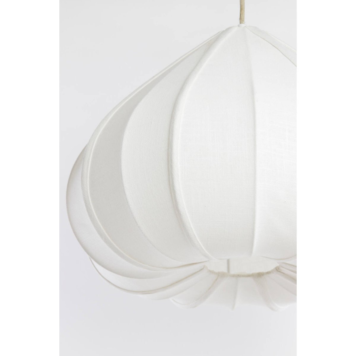 Zubeda Ø50 Cremet hvid loftslampe Fra Light & Living - Zubeda har en bl&oslash;d og elegant form, d&aelig;kket af cremet hvidt stof, der giver en varm og behagelig lysfordeling.