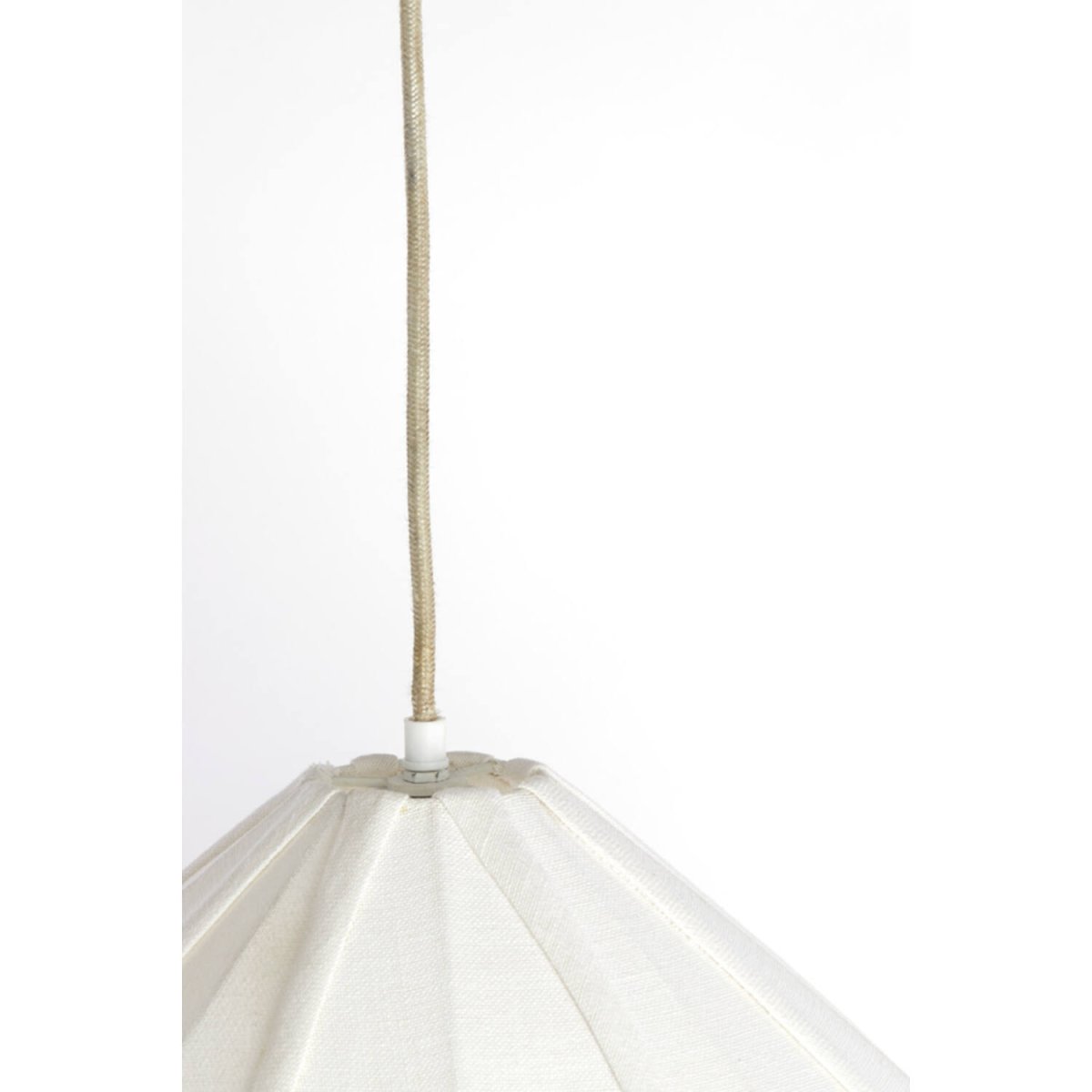Zubeda Ø50 Cremet hvid loftslampe Fra Light & Living - Zubeda har en bl&oslash;d og elegant form, d&aelig;kket af cremet hvidt stof, der giver en varm og behagelig lysfordeling.