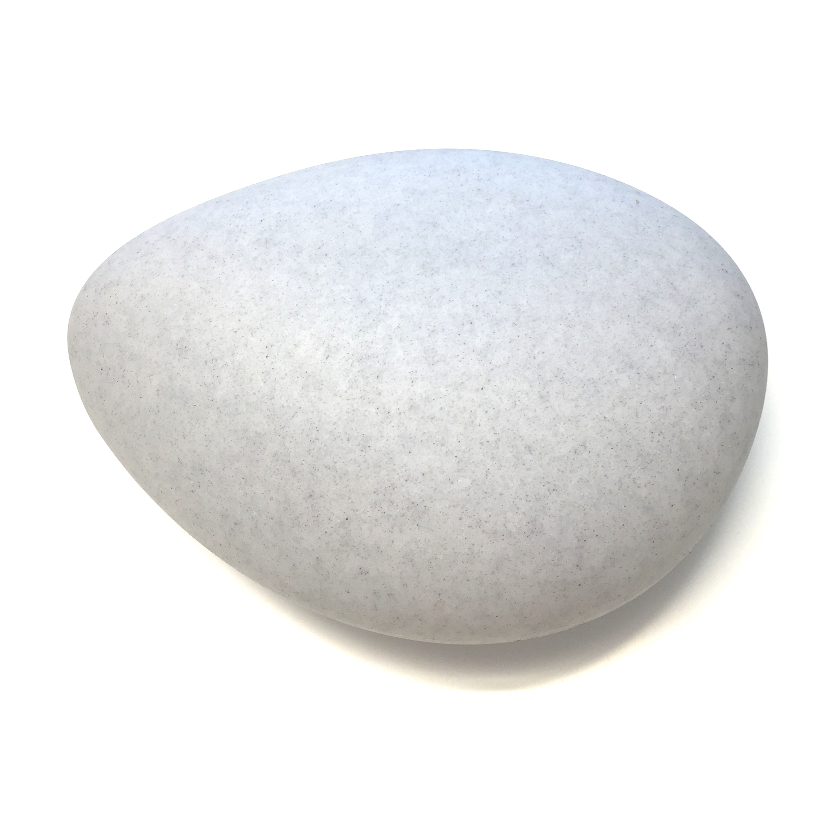 Stone XL Grå Fra Lightson - P&aring; om dagen ligner Stone en rigtig sten med sin gr&aring; overflade, og p&aring; om aftenen har den et varmt hvidt skær, der breder sig smukt i omgivelserne.