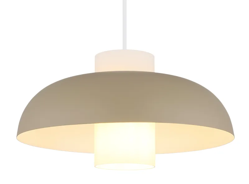 Lowe Ø38 Sand loftslampe Fra Globo Lighting - Den runda sk&auml;rmen i matt sandf&auml;rgad metall ger ett elegant och tidl&ouml;st uttryck, medan den cylinderformade sk&auml;rmen i opalglas sprider ett mjukt och behagligt ljus.