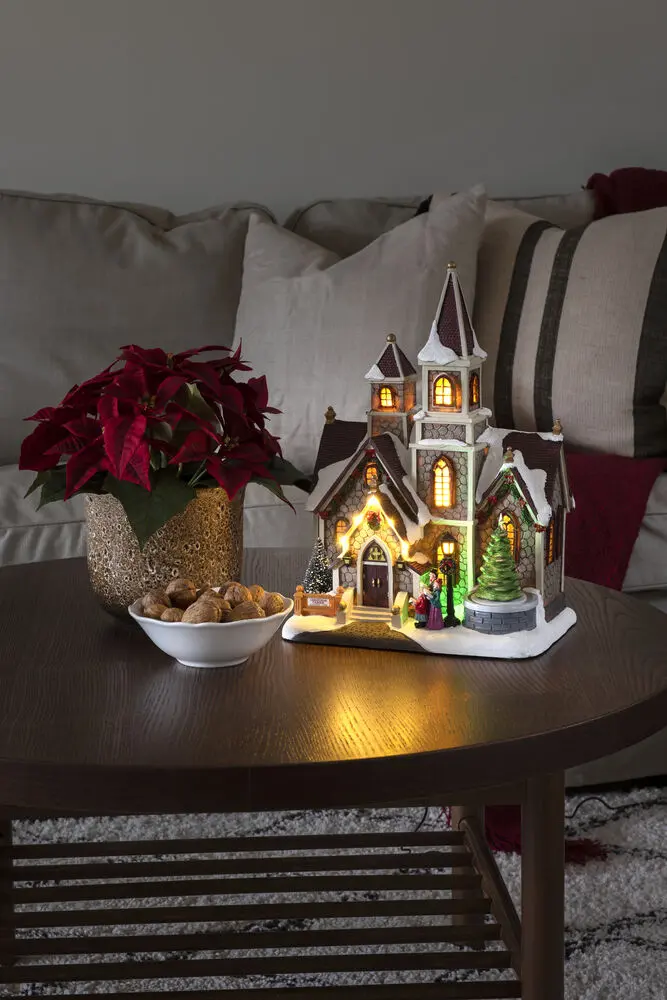 Mekanisk Juledekoration Med Kirke 38cm Flerfarvet Fra Konstsmide - Atmosf&aelig;risk juledekoration i form af en kirke med 11 varmhvide LED-lys og klassisk julemusik.