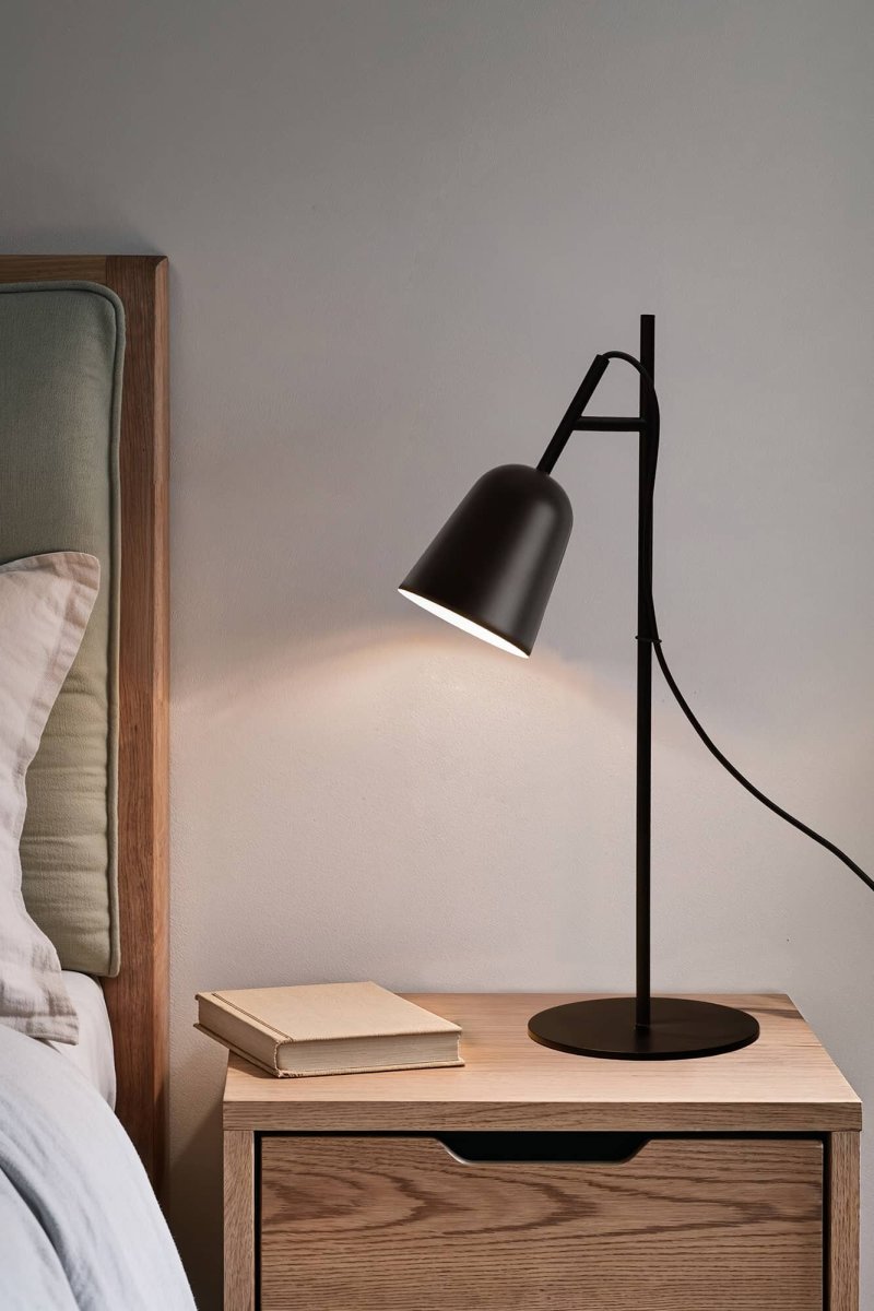 Studio 55cm Sort skrivebordslampe Fra Faro Barcelona - Studio er en elegant bordlampe designet af Nahtrang - inspireret af ikonisk design fra 1950'erne, fortolket med moderne enkelhed.