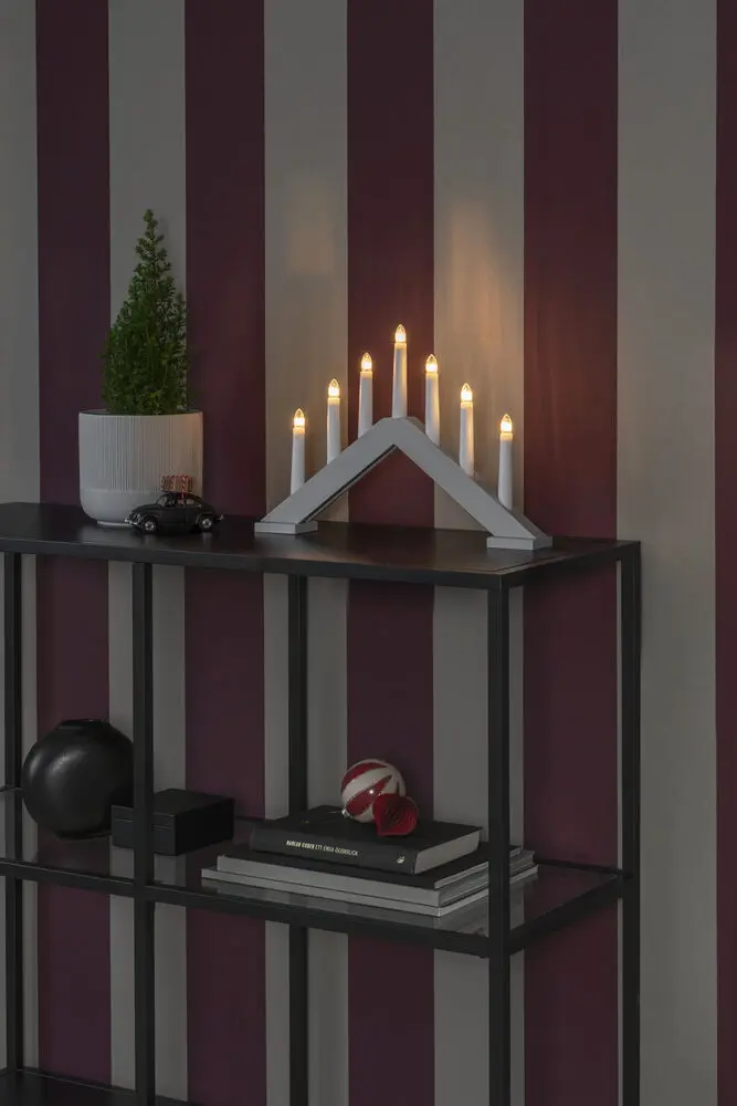 Candelabra 7 Lights Mat beige Fra Konstsmide - Giv dit hjem en tidl&oslash;s og stilfuld julestemning med denne elegante adventsstage i tr&aelig;.