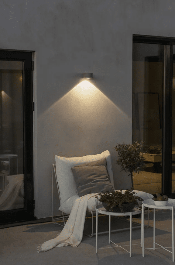 Gela 10cm Hvid udendørslampe Fra Konstsmide - Gela er en moderne væglampe med et stilrent design.