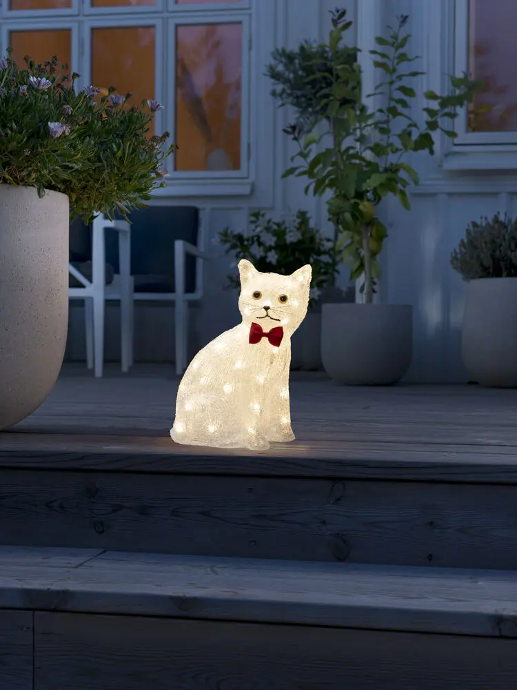 Siddende Kat I Akryl Klar Fra Konstsmide - Charmerende og legende &ndash; denne siddende kat i akryl spreder varme med sine 40 varmhvide LED-lys.