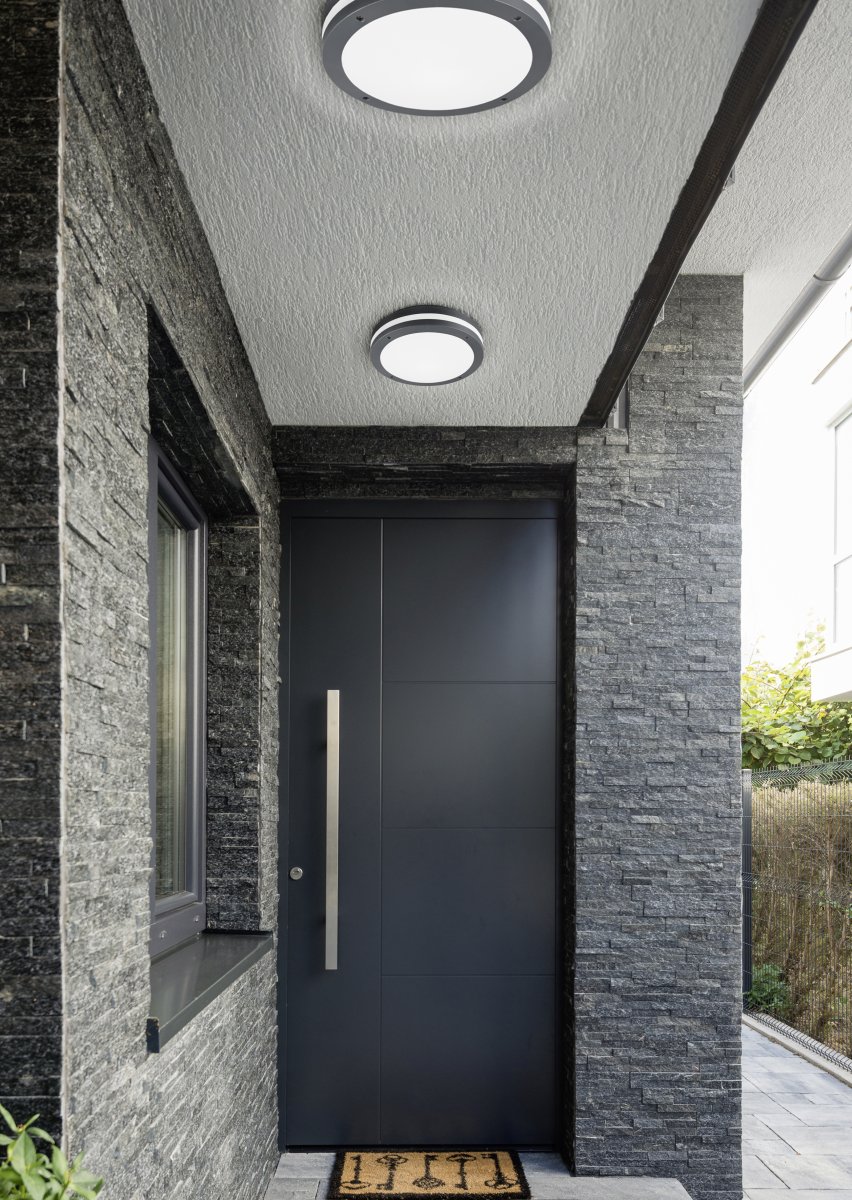 Piave Ø30 Antracit Fra Trio Lighting - Den holdbare konstruktion med IP54-klassificering beskytter mod fugt og støv, og det jævne lys skaber tryghed og komfort året rundt.