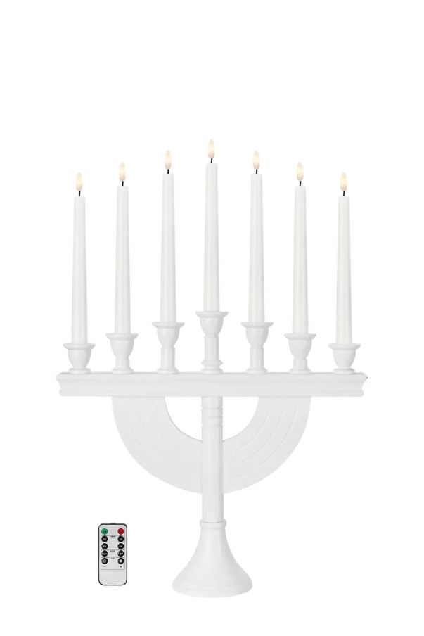 Torpa 7L Hvid Fra Markslöjd - Med en timer p&aring; 2, 4, 6 eller 8 timer og et ledningsfrit design er lysestagen nem at placere i dit hjem.