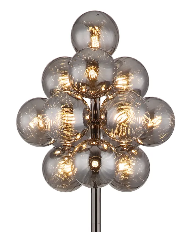 Conor Røgfarvet gulvlampe Fra Globo Lighting - Den stilrena kombinationen av metall och glas skapar en sofistikerad och trendig look som passar perfekt i b&aring;de moderna och klassiska interi&ouml;rer.