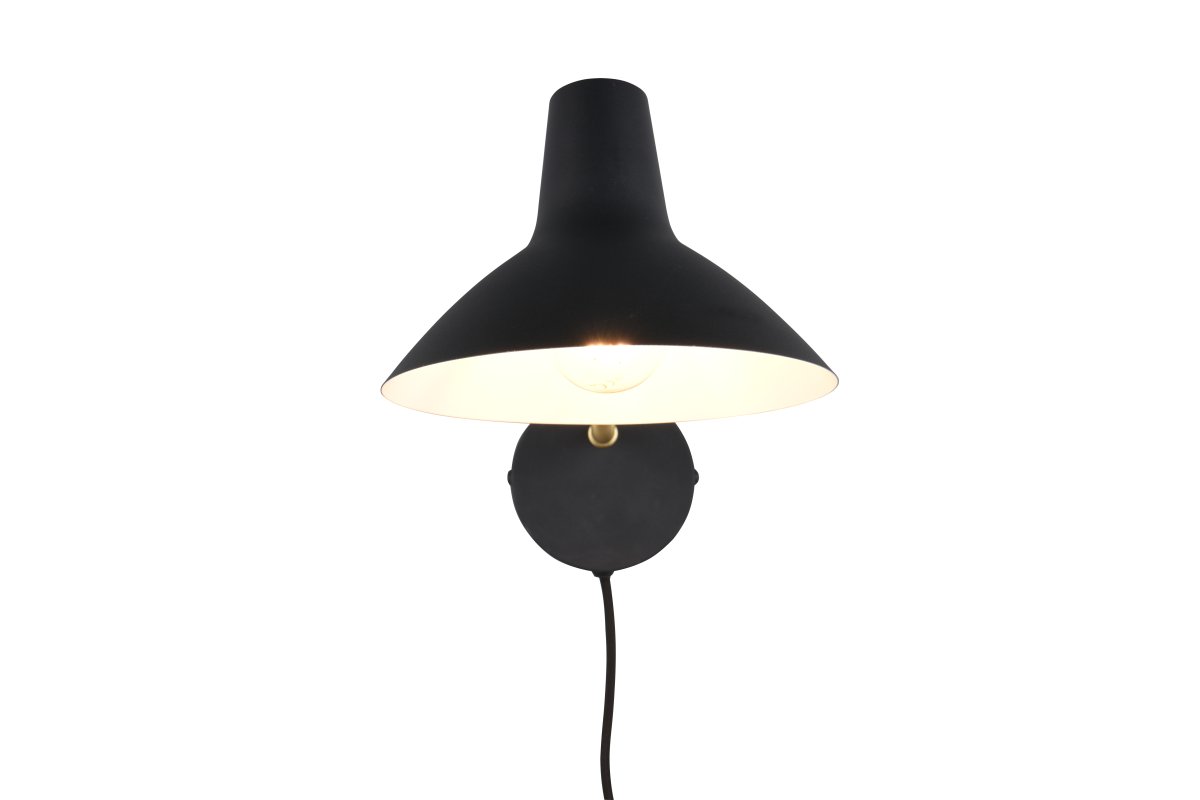 Traveller 38cm Sort væglampe Fra Trio Lighting - Lampen kan bruges både med ledning, afbryder og stik eller via en fast tilslutning.