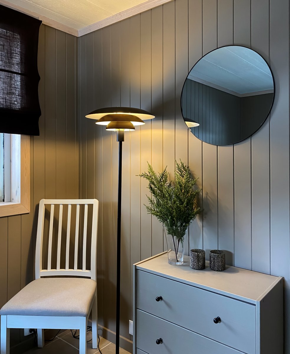 Epsilon Sort gulvlampe Fra Aneta Lighting - Stovlampen Epsilon har et klassisk design med sorte metalsk&aelig;rme i tre niveauer, der spreder lyset behageligt og forhindrer bl&aelig;nding.