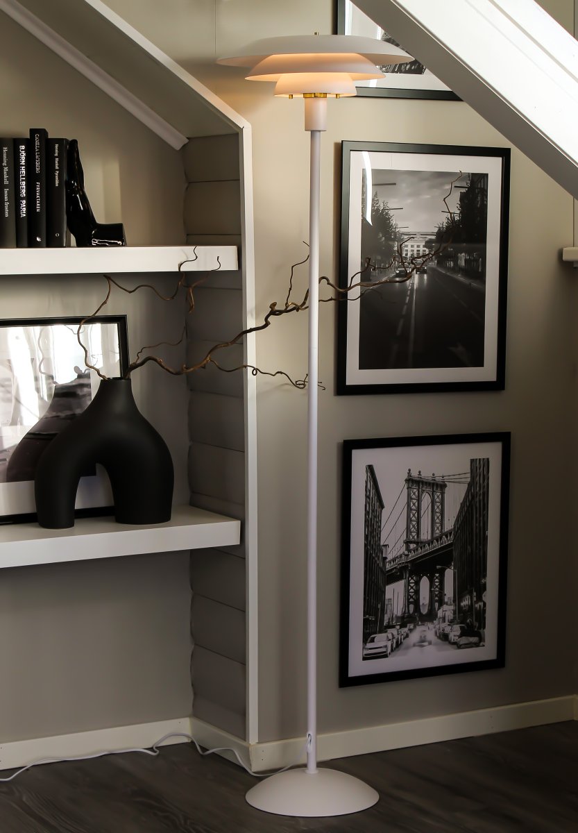 Epsilon Hvid gulvlampe Fra Aneta Lighting - Epsilon gulvlampen har et klassisk design med hvide metalsk&aelig;rme i tre niveauer, der spreder lyset behageligt og forhindrer bl&aelig;nding.