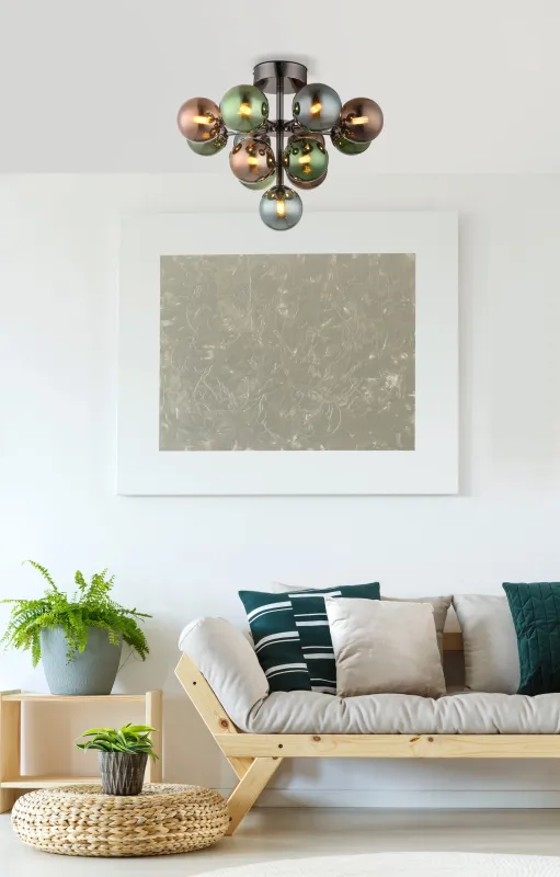 Grappy Ø56 Flerfarvet plafond Fra Globo Lighting - Den svarta, kromade metallstommen ger en modern touch, medan lampsk&auml;rmen pryds av en harmonisk blandning av brons-, gr&ouml;na och petrolf&auml;rgade glasklot.