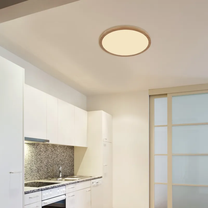 Sapana Ø42 Træ badeværelseslampe Fra Globo Lighting - Lampan &auml;r tillverkad av tr&auml;inspirerad och vit plast, vilket ger ett mjukt och bl&auml;ndfritt ljus.