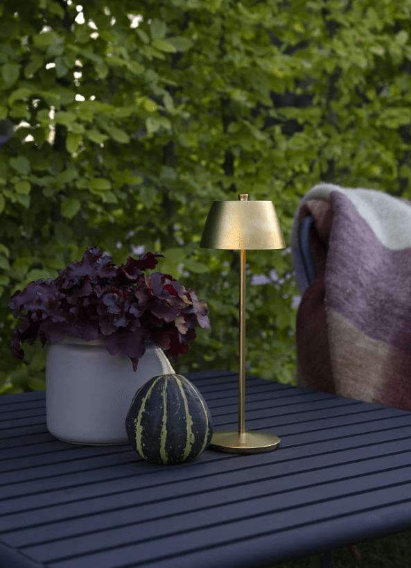 Èze 32cm Mat guld bærbar Fra Konstsmide - Lampen er udstyret med en ber&oslash;ringsd&aelig;mper, s&aring; du kan justere lysstyrken og farvetemperaturen fra varmt gult lys til varmt hvidt lys.
