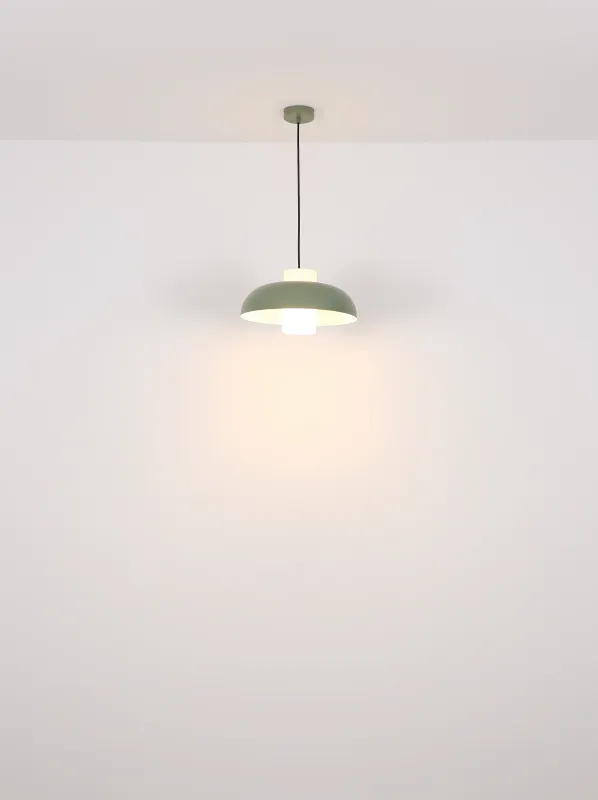 Lowe Ø38 Grøn loftslampe Fra Globo Lighting - Den runda sk&auml;rmen i matt gr&ouml;nf&auml;rgad metall ger ett elegant och tidl&ouml;st uttryck, medan den cylinderformade sk&auml;rmen i opalglas sprider ett mjukt och behagligt ljus.