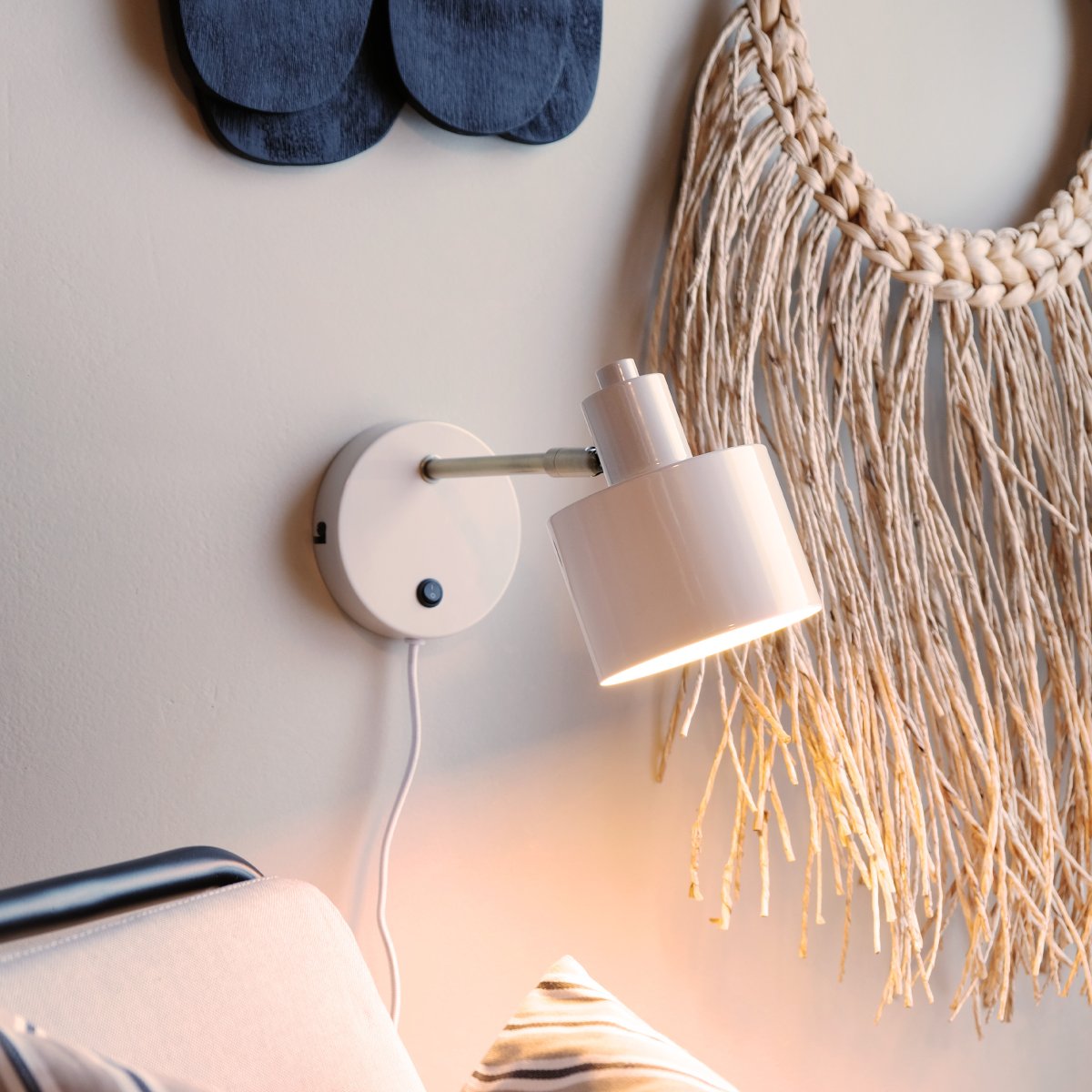 Ocean Beige læselampe Fra Dyberg Larsen - Lampen er udstyret med en afbryder på vægpladen og en 1,6 meter lang sort tekstilledning.