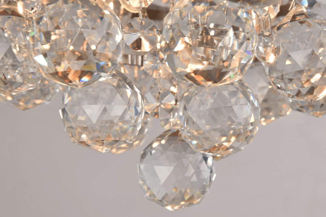 Leonore Ø40 Sølv krystal Fra Norrsken Design - Den eksklusive pendel Leonore i nikkel med funklende håndskårne klasse 1 K9-krystaller giver rummet en tidløs elegance og glamour.