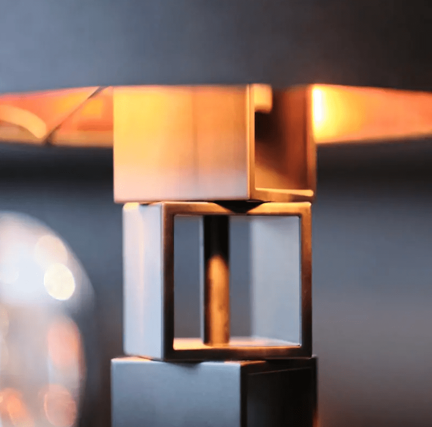 Hello Sunshine 50cm Sort bordlampe Fra By Rydéns - Den afrundede sorte lampesk&aelig;rm i stof harmonerer i kontrast til den smallere lampefod, som best&aring;r af mursten stablet p&aring;; hinanden i et smukt design.