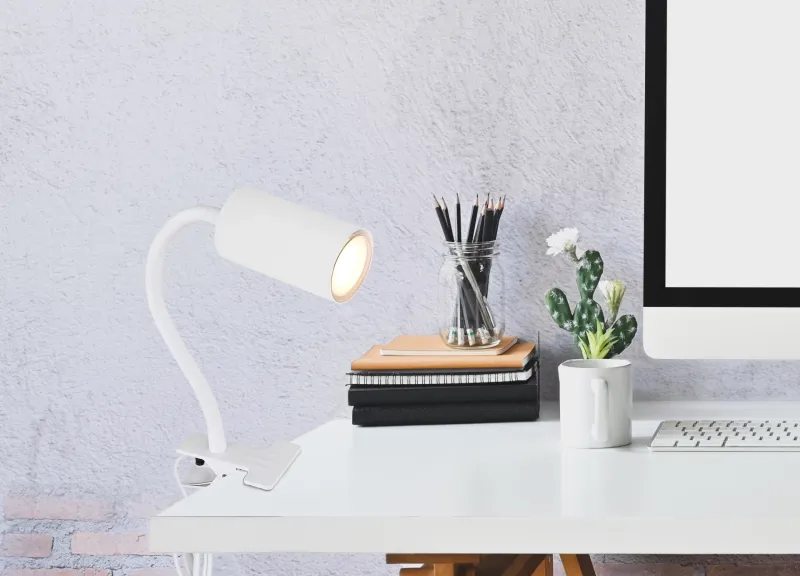 Robby Hvid klemmelampe Fra Globo Lighting - Den lilla klassiska kl&auml;mlampan Robby kombinerar stil och funktion med sin design i vit metall.