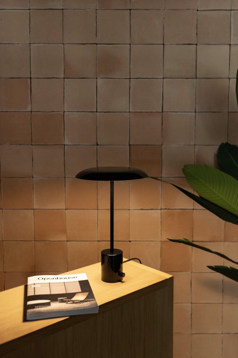 Hoshi 40cm Sort bordlampe Fra Faro Barcelona - Hoshi er en designerlampe med en slank silhuet, stabil base og integreret LED (12W, 2700K), der giver et varmt og behageligt lys.