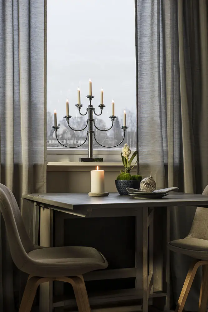 Candelabra 7 Lights Chrom Fra Konstsmide - Det klassiske design med sine syv lys og dekorative detaljer giver en tidl&oslash;s og luksuri&oslash;s f&oslash;lelse.