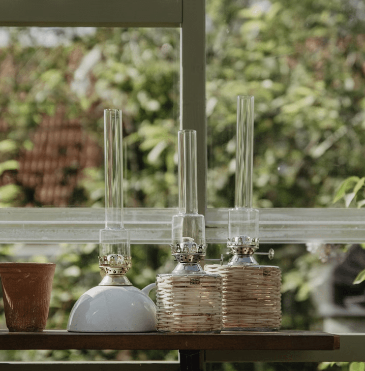 Basket-style kerosene lamp big Brun Fra Strömshaga - Lige petroleumslampe i glas og flet kurv og br&aelig;nder i nikkel.