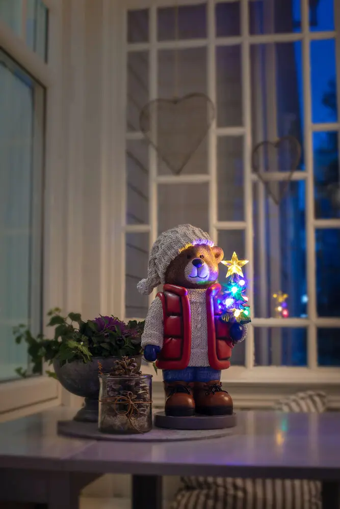 Lille Teddybjørn 38cm Flerfarvet Fra Konstsmide - Batteridrevet (5xAAA, 1,5V &ndash; ikke inkluderet) med 6 timers timer og IP44-klassificering til udend&oslash;rs brug.