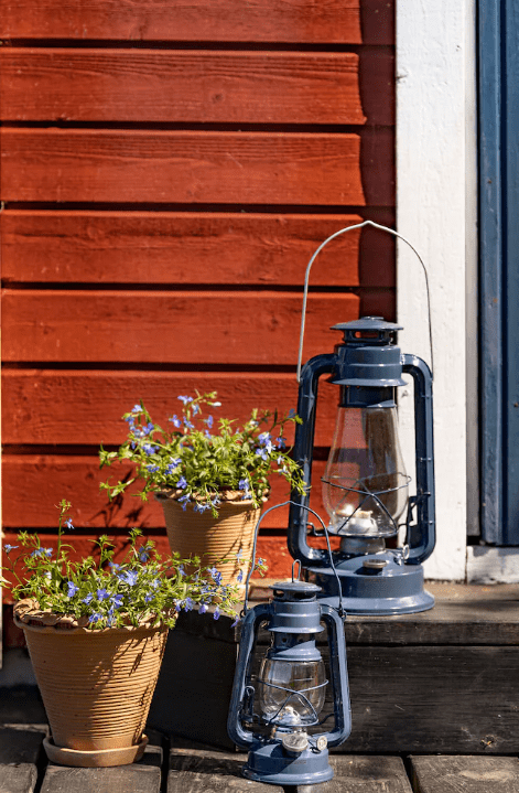 Storm Lantern small Blå Fra Strömshaga - En lanterne i klassisk design, der passer perfekt i b&aring;dehuset, p&aring; torpet eller til strandhanget for maksimal hyggelig stemning.