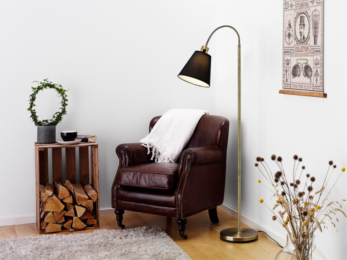 Solo Antik messing gulvlampe Fra Cottex - Solo gulvlampe i antik messing kommer med en hvid og sort tekstilskærm til personlig stil.