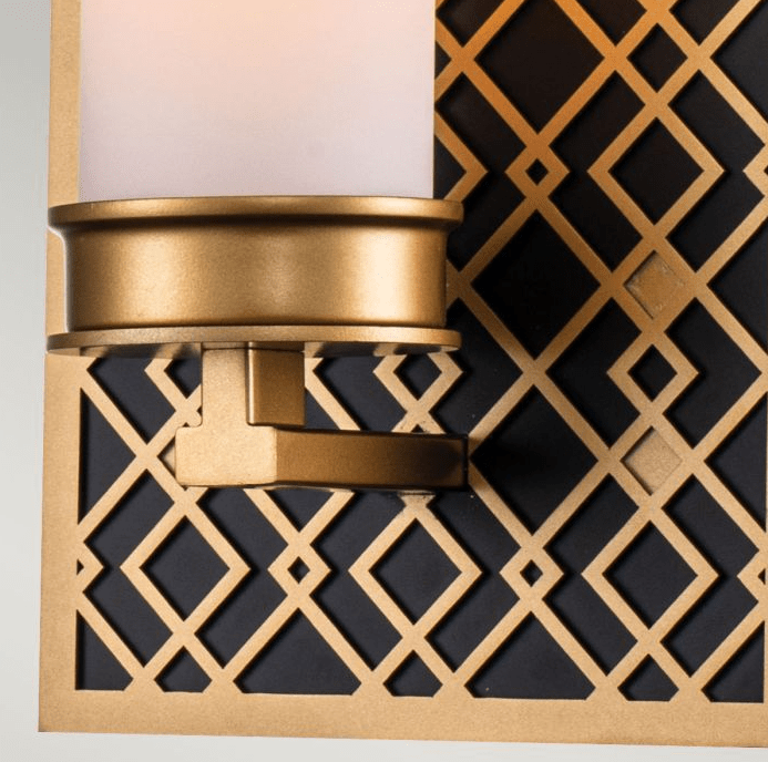 Ziggy 34cm Guld badeværelseslampe Fra Elstead Lighting - Det rustikke design giver et elegant og moderne look, mens opalglasset skaber en j&aelig;vn og behagelig lysfordeling.