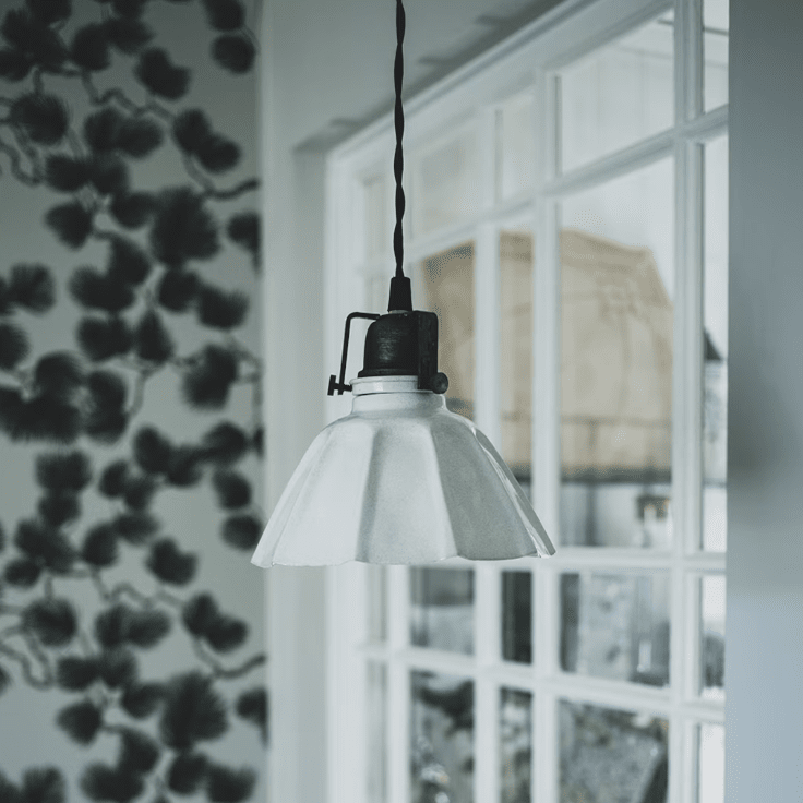 Margareta Ø18 Hvid vindueslampe Fra Strömshaga - Sk&aelig;rmen har en marmoreret finish, der er malet i h&aring;nden, hvilket betyder, at der kan forekomme uregelm&aelig;ssigheder og forskelle.
