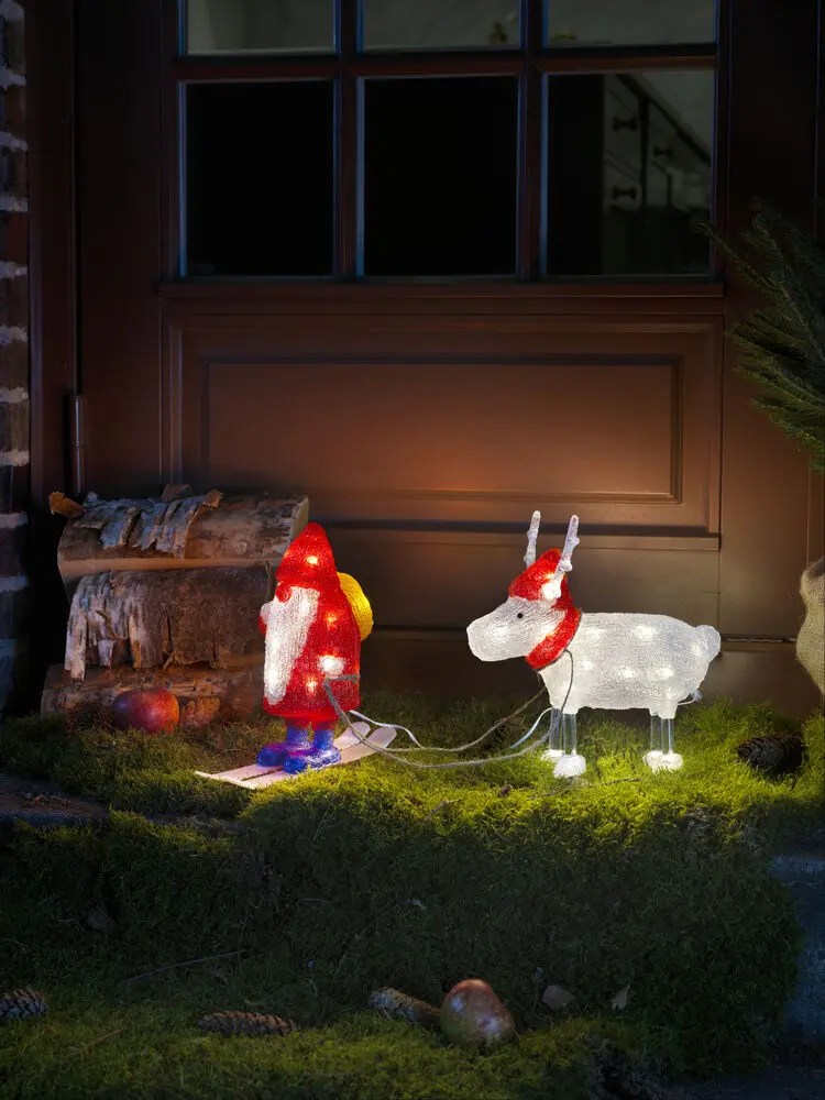 Tomte med ren akryl RØD Fra Konstsmide - Med 40 varme hvide LED-lys og detaljer som ski og julemandshue spreder figurerne b&aring;de humor og julestemning.