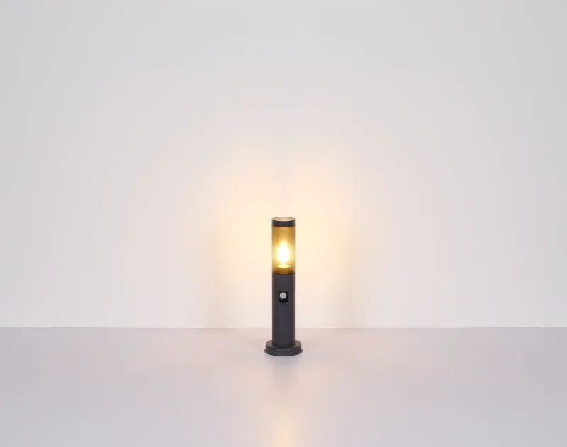 Boston 45cm Antracit pullerter Fra Globo Lighting - Tillverkad i rostfritt st&aring;l med en r&ouml;kf&auml;rgad plastsk&auml;rm ger den ett mjukt och behagligt ljus.
